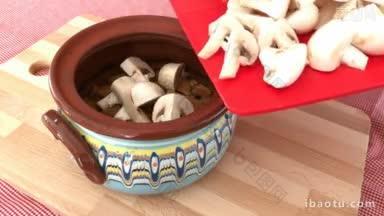 将肉和蘑菇放入传统的保加利亚陶罐中